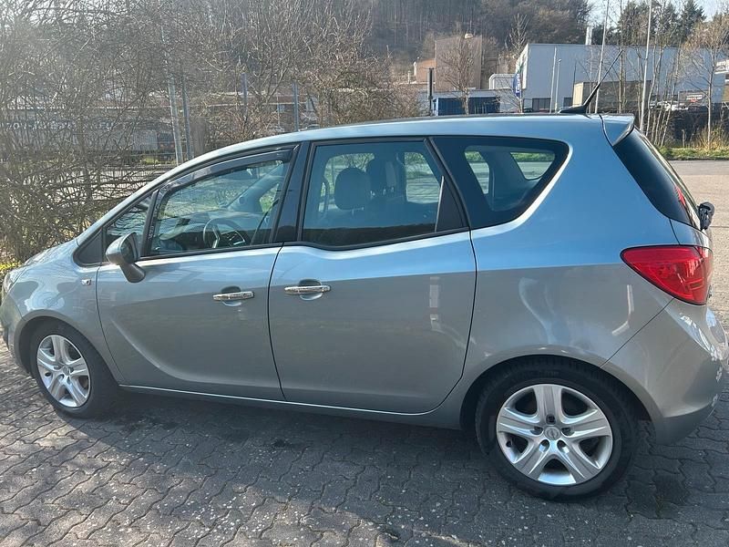 Gebraucht Opel Meriva 101 PS (74 kW) 2011 Silber Van / Kleinbus
