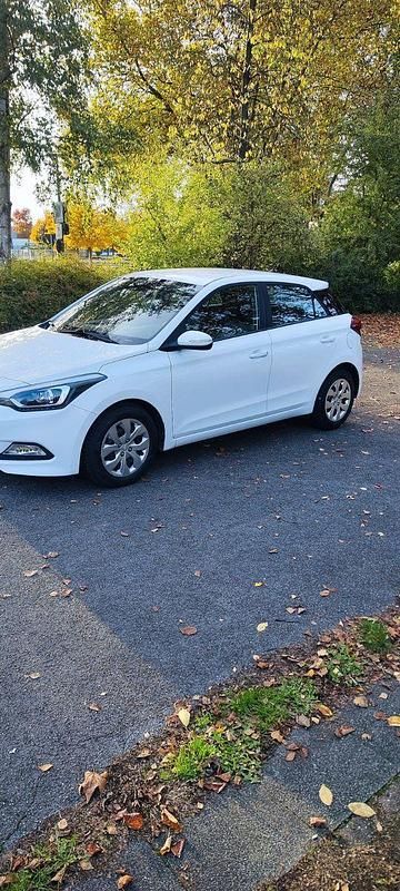 Weiß Gebraucht 2015 Hyundai i20 Trend Kleinwagen | 6.800 € (Fairer Preis) - Bild 1/4