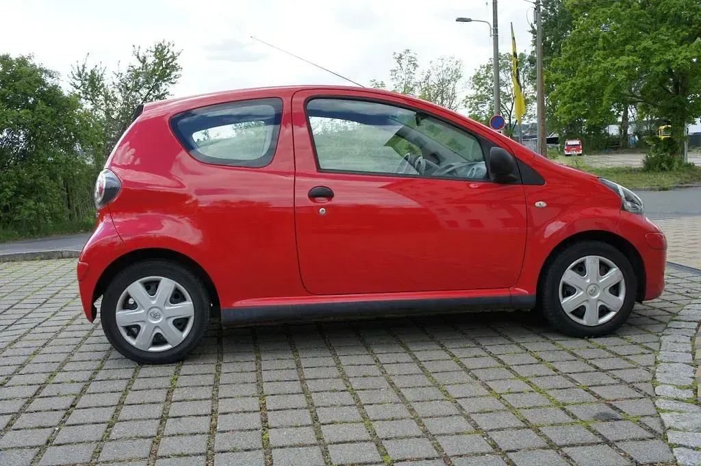 Używany Toyota Aygo Basis 68 KM (50 kW) 2009 Czerwony Hatchback