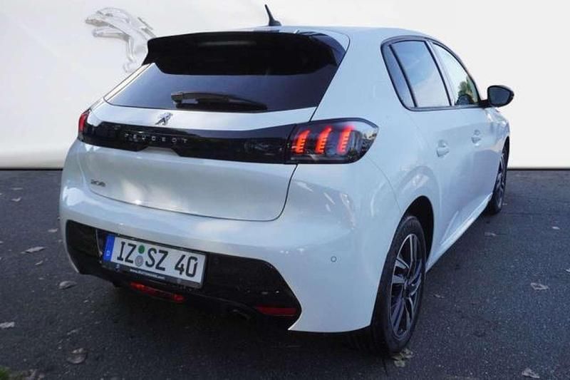 Gebraucht Peugeot 208 Allure 102 PS (75 kW) 2023 Weiß Kleinwagen