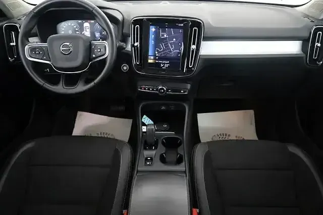 Gebraucht Volvo XC40 Momentum 150 PS (110 kW) 2020 Onyx black / metallic (metallic) SUV