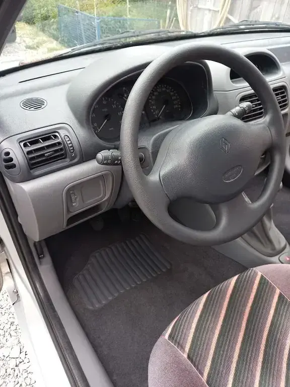 Gebraucht Renault Clio 58 PS (42 kW) 2000 Silber Limousine