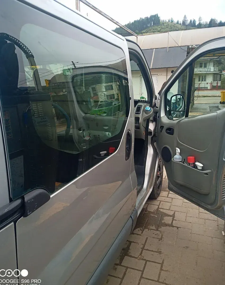 Gebraucht Opel Vivaro 114 PS (83 kW) 2009 Silber Van / Kleinbus