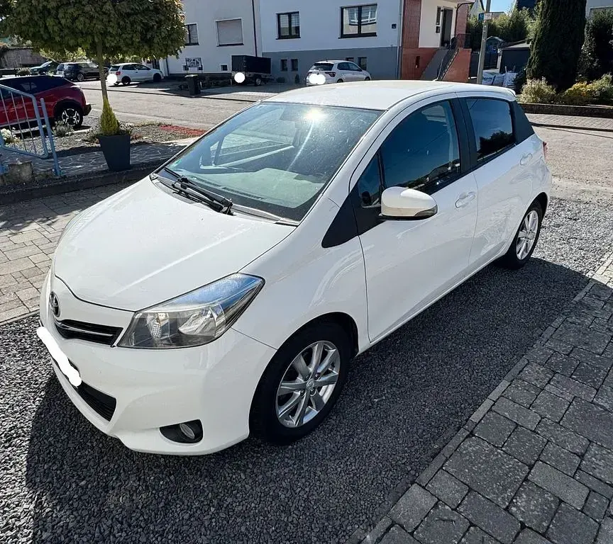 Gebraucht Toyota Yaris Edition 99 PS (72 kW) 2013 Weiß Kleinwagen