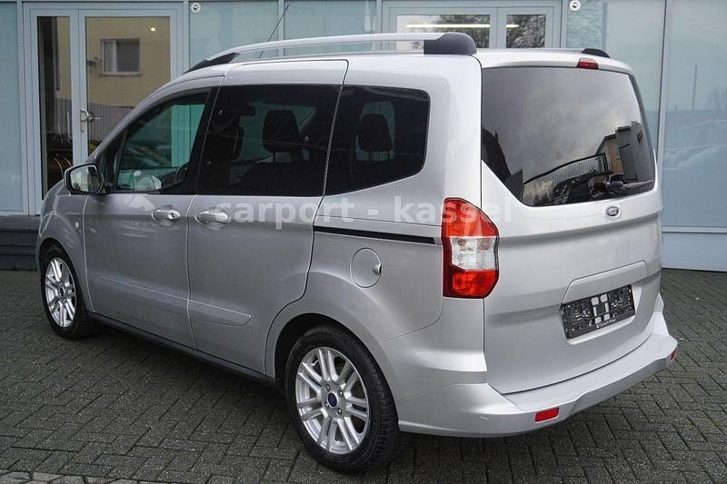 Gebraucht Ford Tourneo Courier Titanium 101 PS (74 kW) 2018 Silber Van / Kleinbus