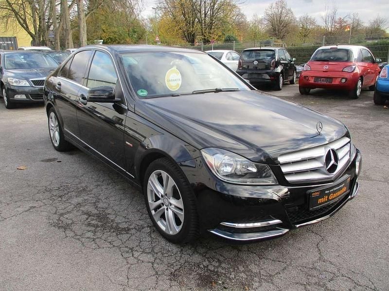 Obsidianschwarz metalliclack Gebraucht 2013 Mercedes C180 Limousine | 13.250 € (Fairer Preis) - Bild 1/4