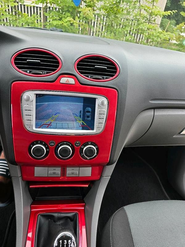 Silber Gebraucht 2025 Ford Focus Limousine | 5.700 € - Bild 1/4