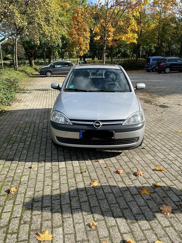 Grau Gebraucht 2002 Opel Corsa Njoy Limousine | 2.300 € (Fairer Preis) - Bild 1/4