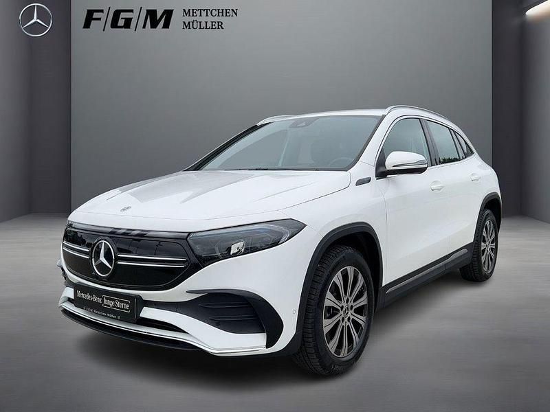 Polarweiß Gebraucht 2021 Mercedes EQA250 AMG line SUV | 29.370 € (Guter Preis) - Bild 1/4