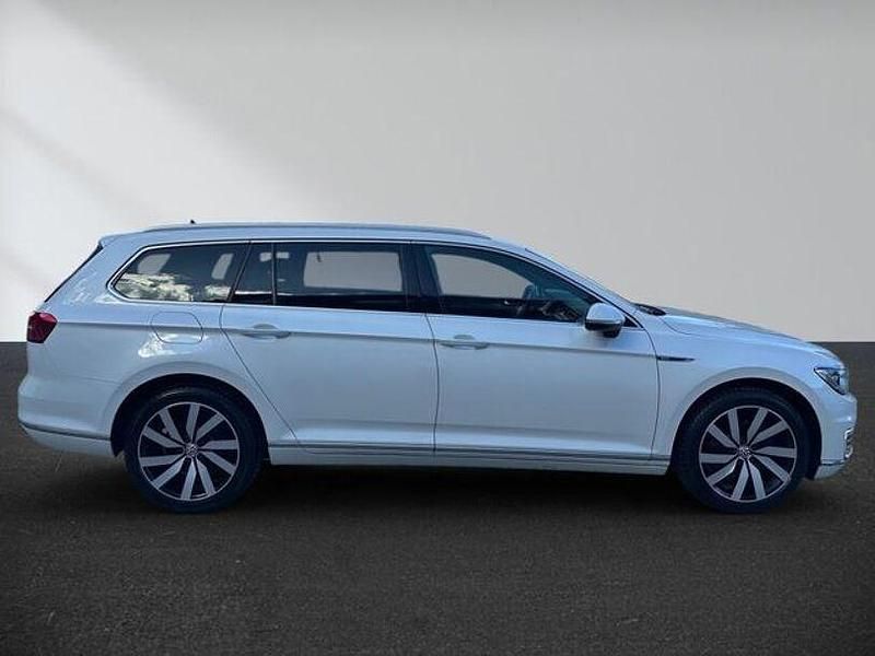 Gebraucht VW Passat GTE 218 PS (160 kW) 2018 Oryx white motherofpearl eff Kombi
