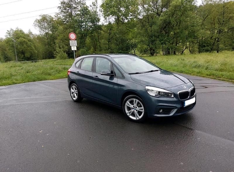 Grau Gebraucht 2016 BMW 218 Active Tourer Van / Kleinbus | 13.250 € (Fairer Preis) - Bild 1/4