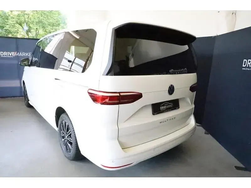 Gebraucht VW Multivan Life 150 PS (110 kW) 2025 Weiß Van / Kleinbus