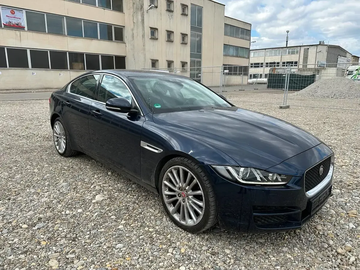 Gebraucht Jaguar XE 179 PS (131 kW) 2015 Blau Limousine