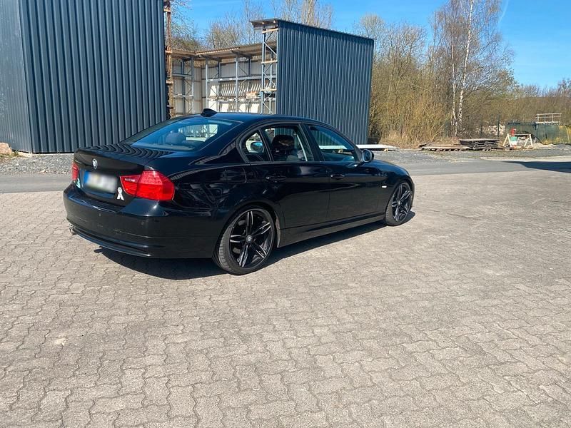 Gebraucht BMW 320 177 PS (130 kW) 2009 Schwarz Limousine