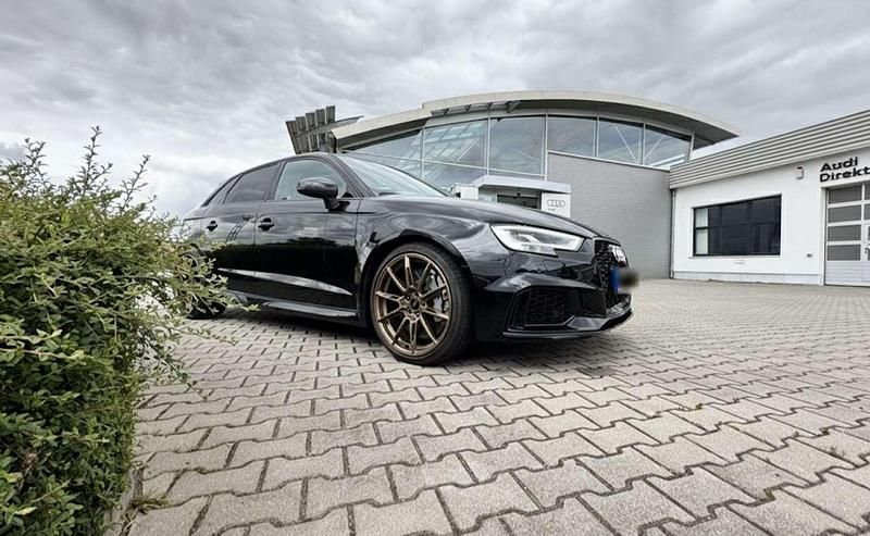 Schwarz Gebraucht 2018 Audi RS3 Sportback Comfort Kleinwagen | 47.500 € (Teuer) - Bild 1/4