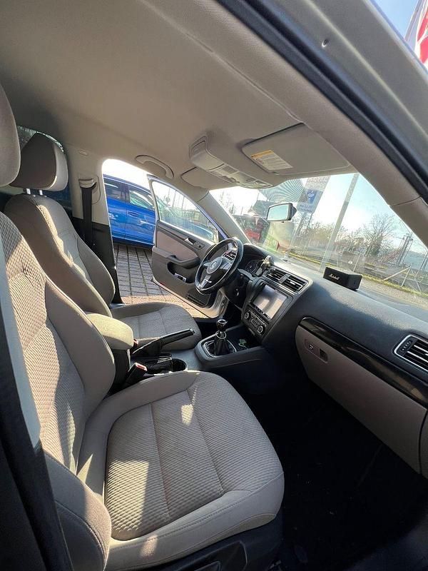 Gebraucht VW Jetta 105 PS (77 kW) 2011 Silber Limousine