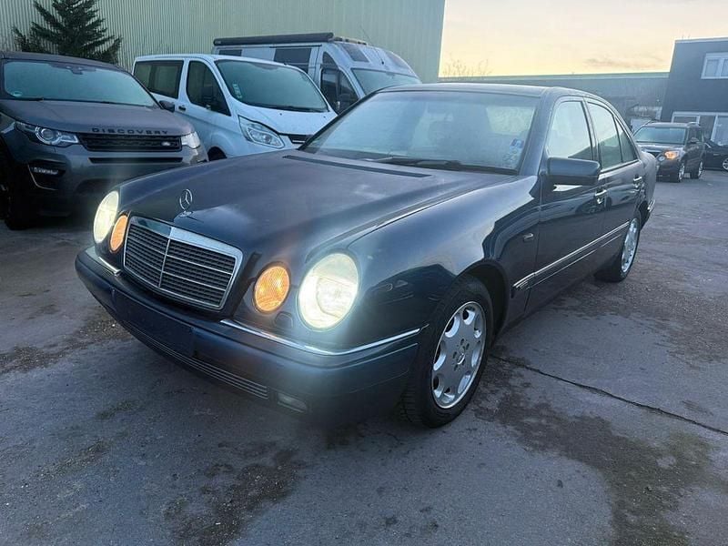 Gebraucht Mercedes E280 204 PS (150 kW) 1997 Blau Limousine