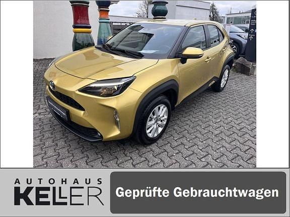 Warm gold metallic Gebraucht 2022 Toyota Yaris Hybrid Comfort | 21.450 € (Guter Preis) - Bild 1/4