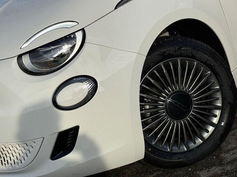 Gebraucht Fiat 500e Icon 86 kW (118 PS) 2022 Weiß Kleinwagen