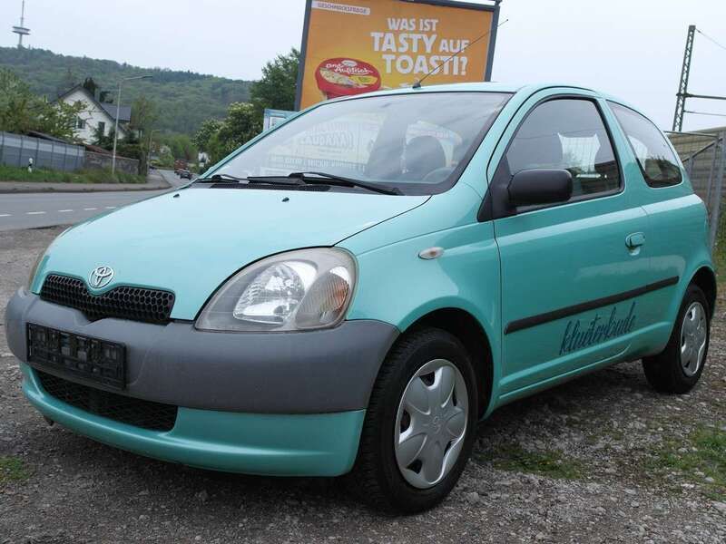 Grün Gebraucht 1999 Toyota Yaris Limousine | 1.299 € (Fairer Preis) - Bild 1/4
