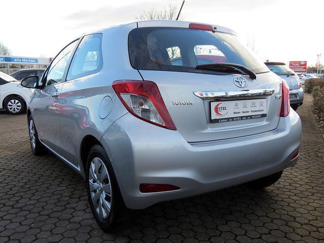 Gebraucht Toyota Yaris Comfort 99 PS (72 kW) 2012 Silber metallic Kleinwagen