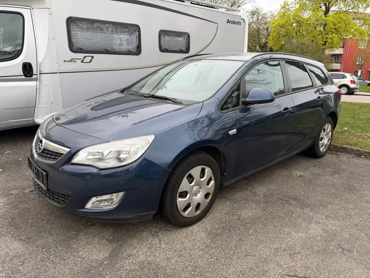 Używany Opel Astra 125 KM (91 kW) 2011 Niebieski Kombi