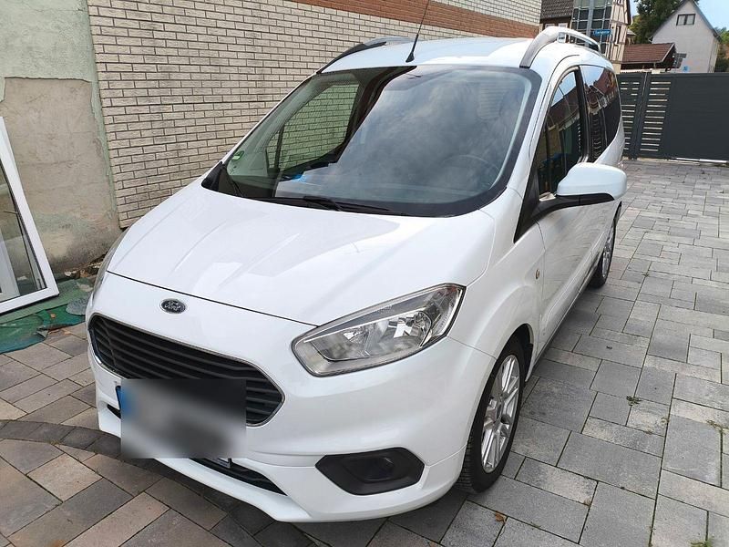 Weiß Gebraucht 2018 Ford Tourneo Courier Titanium Van / Kleinbus | 11.000 € (Guter Preis) - Bild 1/4
