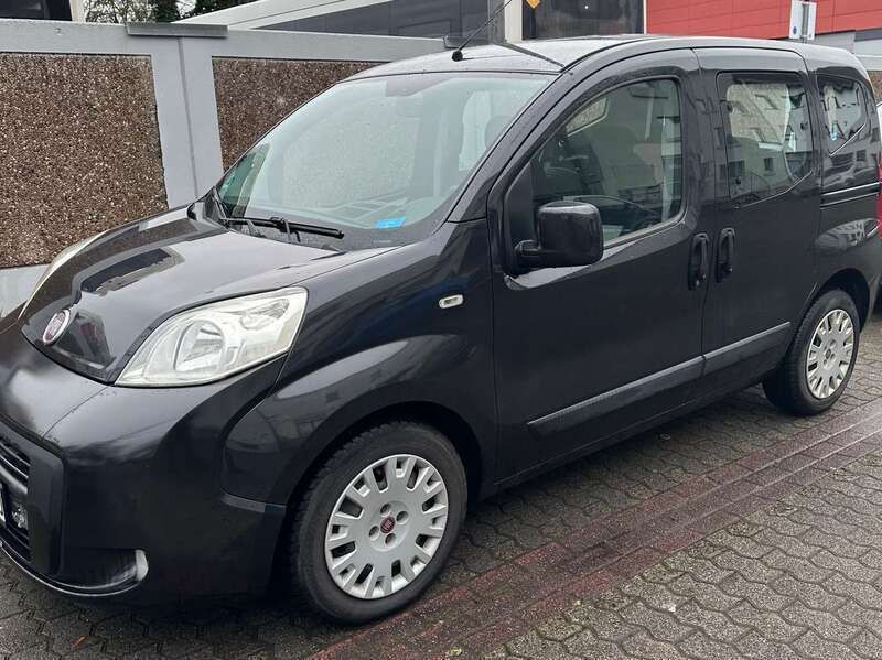 Schwarz Gebraucht 2011 Fiat Qubo Trekking Van / Kleinbus | 4.490 € (Fairer Preis) - Bild 1/4