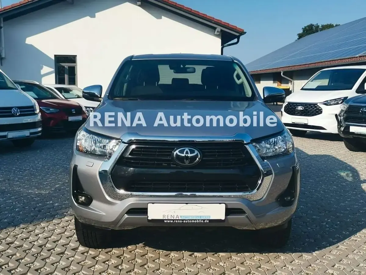 Gebraucht Toyota HiLux Comfort 150 PS (110 kW) 2024 Silver metallic Pickup