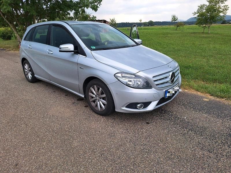 Silber Gebraucht 2012 Mercedes B180 Van / Kleinbus | 9.300 € (Guter Preis) - Bild 1/4