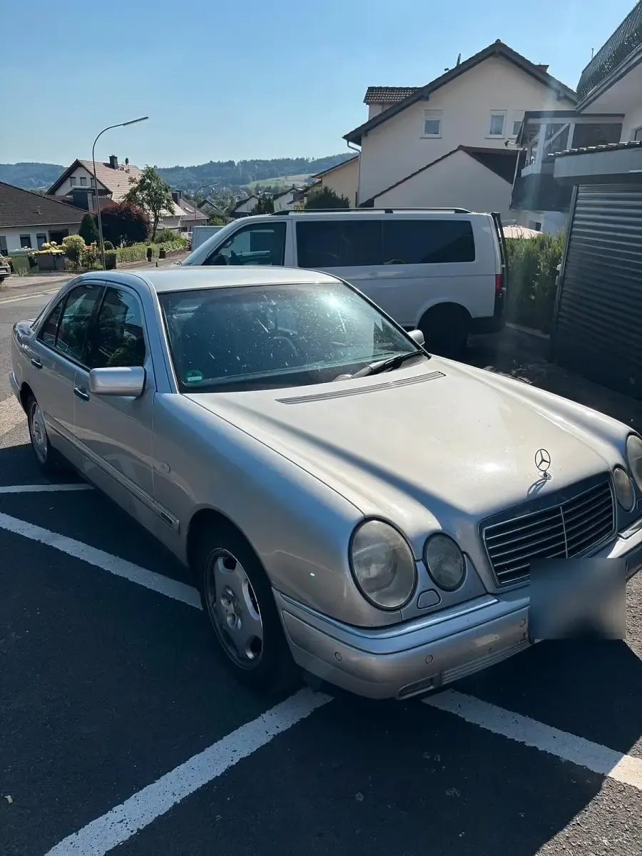 Gebraucht Mercedes E240 170 PS (125 kW) 1998 Silber Limousine
