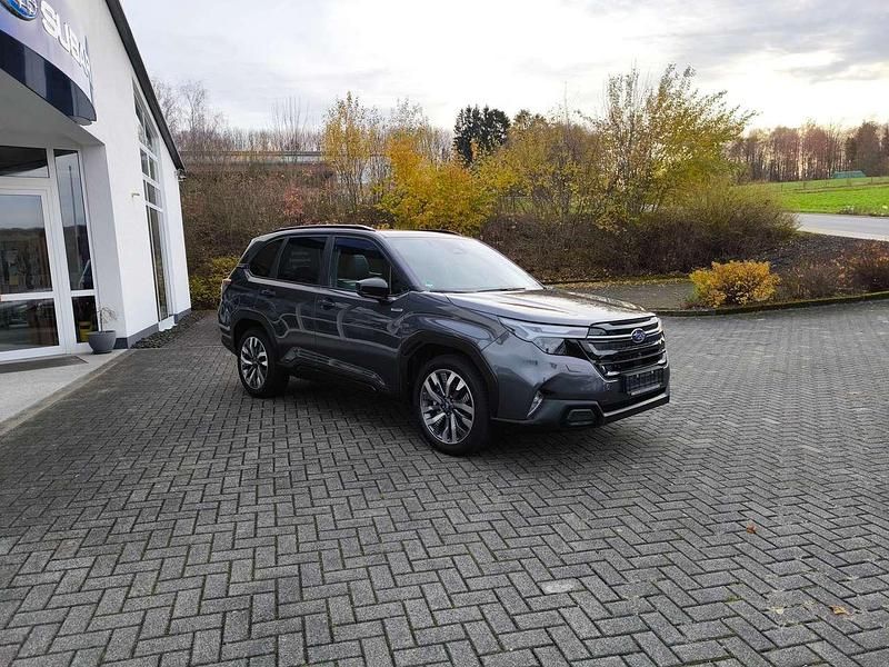 Gebraucht Subaru Forester Platinum 136 PS (100 kW) 2025 Magnetite grey metallic SUV
