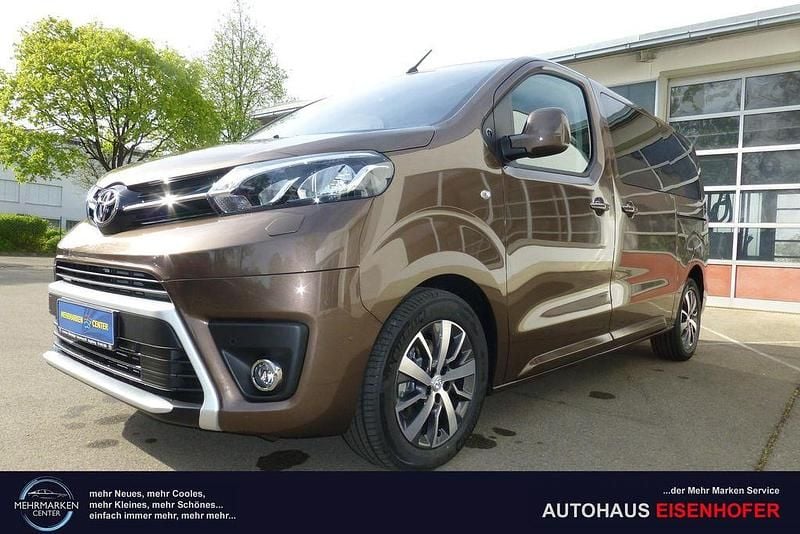 Braun Gebraucht 2023 Toyota Proace Verso Team Kombi | 49.890 € (Teuer) - Bild 1/4