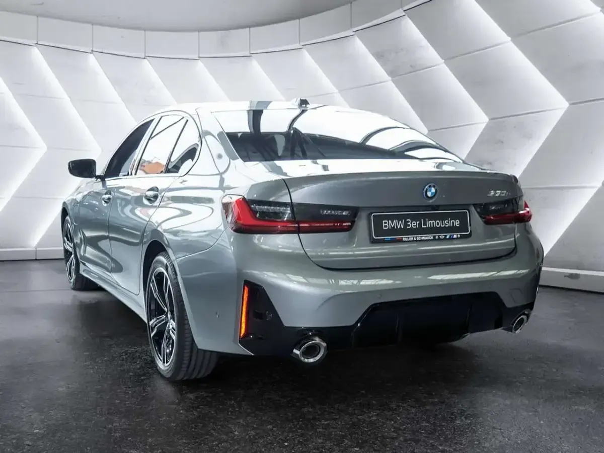 Neu BMW 330e M Sport 292 PS (214 kW) 2026 Skyscraper grau Limousine