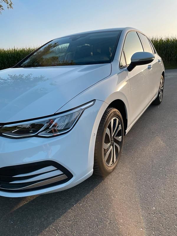 Weiß Gebraucht 2022 VW Golf VIII Limousine | 16.000 € (Superpreis) - Bild 1/4