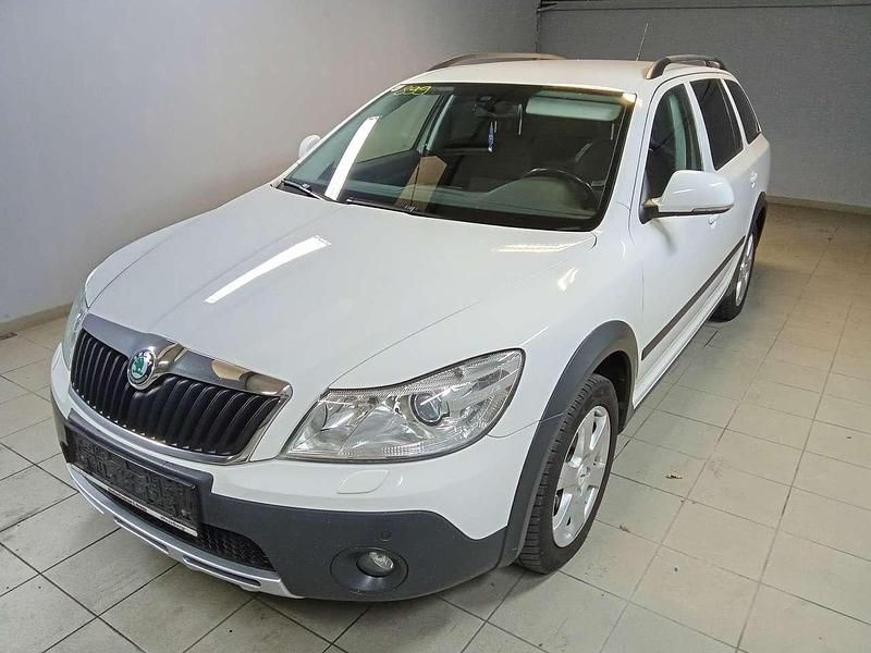 Bila candy/candyweiss Gebraucht 2013 Skoda Octavia Scout Scout 4x4 Kombi | 6.900 € (Etwas zu teuer) - Bild 1/4