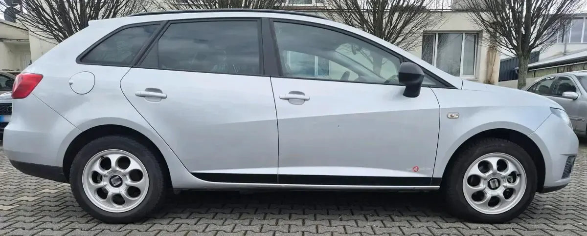 Używany Seat Ibiza 82 KM (60 kW) 2012 Srebrny Sedan/Limuzyna