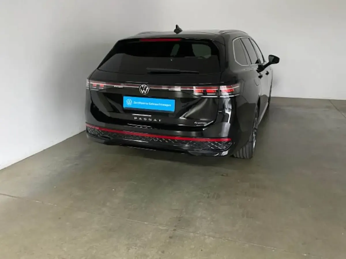 Gebraucht VW Passat R-line 193 PS (141 kW) 2025 Schwarz Kombi