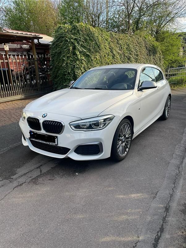 Weiß Gebraucht 2016 BMW M135 Kleinwagen | 27.500 € (Fairer Preis) - Bild 1/4