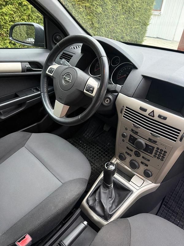 Gebraucht Opel Astra 105 PS (77 kW) 2008 Schwarz Kombi