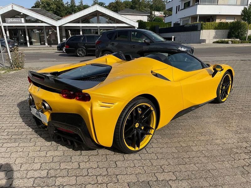 Gebraucht Ferrari SF90 1001 PS (736 kW) 2023 Gelb Cabrio