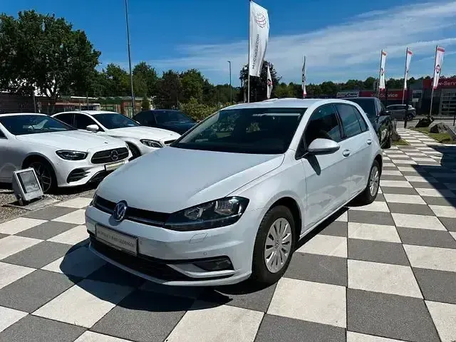 Gebraucht VW Golf VII Trendline 116 PS (85 kW) 2019 White silver metallic Limousine