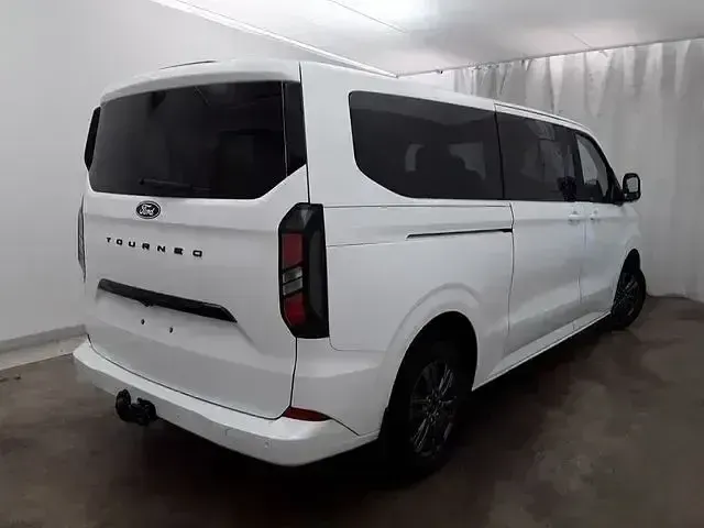 Gebraucht Ford Tourneo Custom Titanium 136 PS (100 kW) 2024 Andere Van