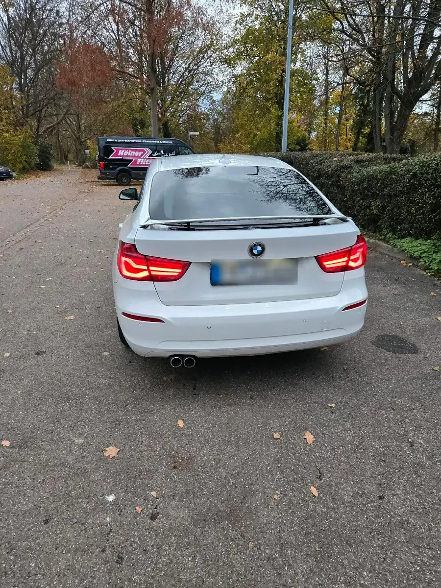 Gebraucht BMW 320 190 PS (139 kW) 2019 Weiß Limousine
