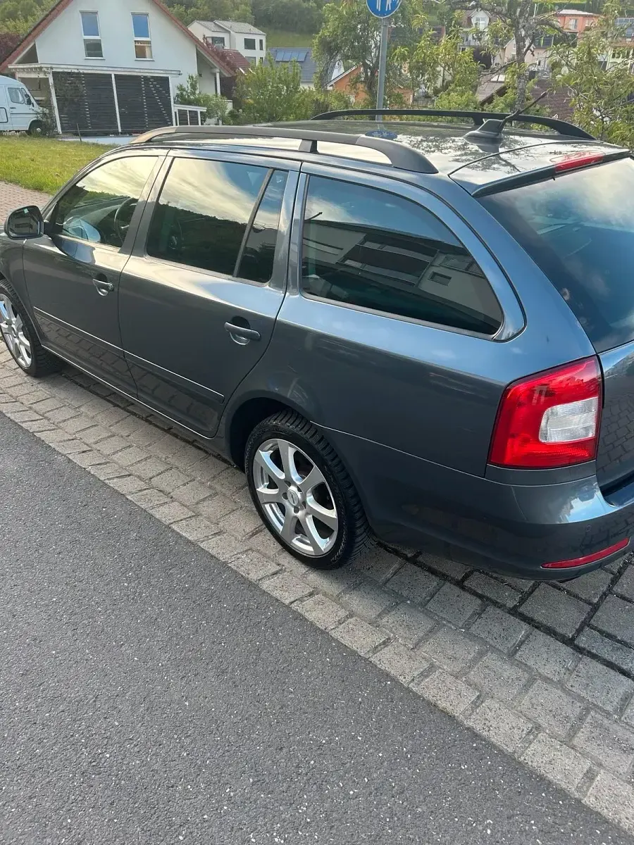 Gebraucht Skoda Octavia Elegance 160 PS (117 kW) 2012 Grau Kombi