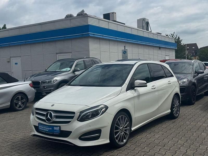Weiß Gebraucht 2018 Mercedes B200 Edition Van / Kleinbus | 13.999 € - Bild 1/4