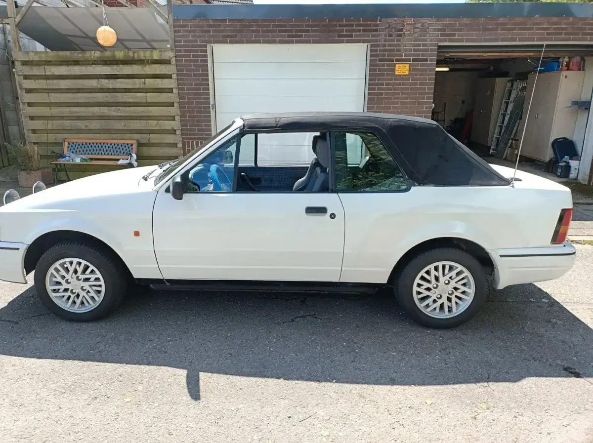 Gebraucht Ford Escort Cabriolet 102 PS (75 kW) 1989 Weiß Cabrio