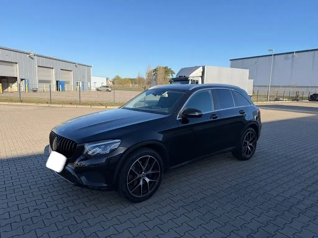Używany Mercedes GLC250 204 KM (150 kW) 2017 Czarny SUV