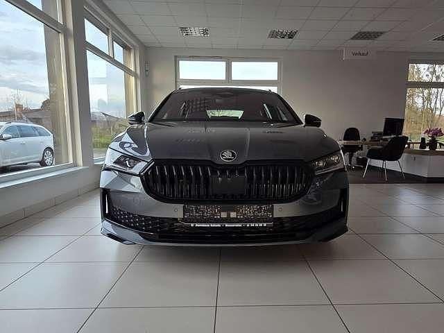 Neu Skoda Superb SportLine 150 PS (110 kW) 2025 Graphite grau metallic Kombi
