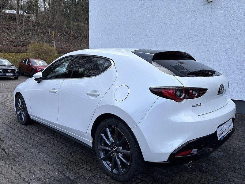 Używany Mazda 3 Selection 122 KM (89 kW) 2022 Biały Sedan/Limuzyna